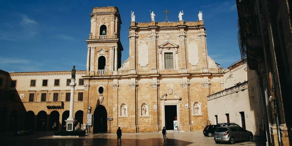 place eglise brindisi
