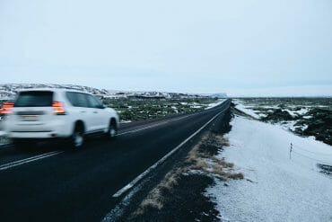 voiture sur location en hiver sur la route N1 en Islande