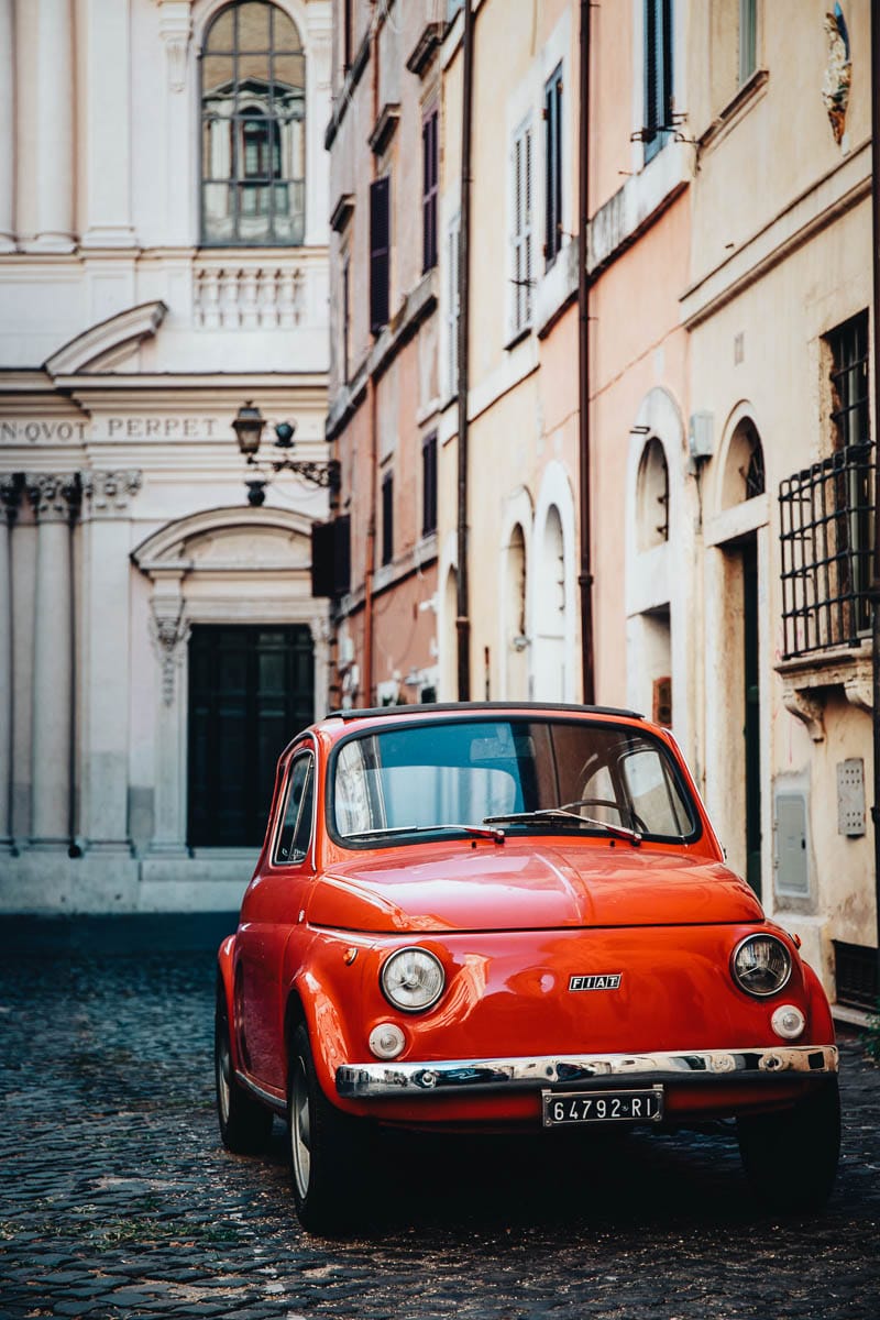 Fiat 500 rouge dans le quartier historique de Brindisi