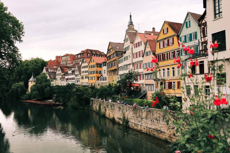 Maisons colorées à colombages sur les rives du Neckar à Tübingen