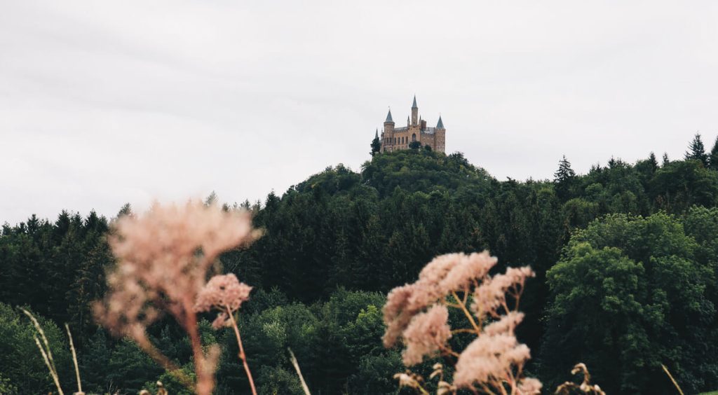 Vue aérienne du château des Hohenzollern dans le Jura Souabe