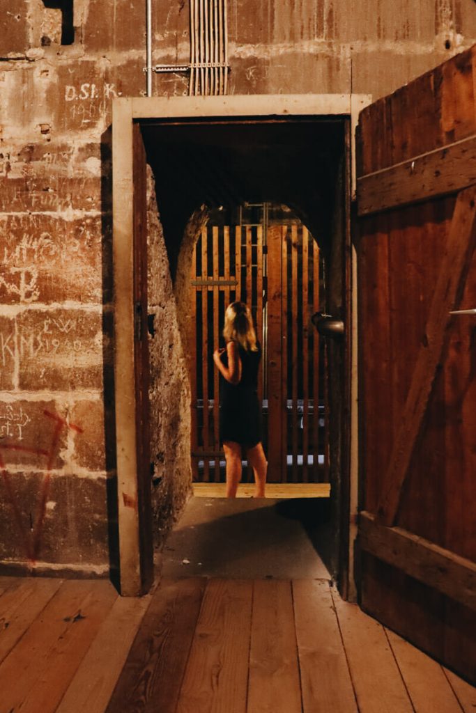 Vue intérieure depuis la nef de l'église Saint-Georges de Tübingen vers l'entrée et l'orgue