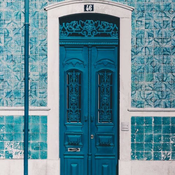 façades bluees avec des azulejos à faro