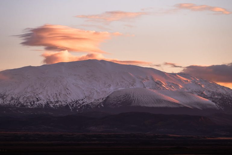 voiture se dirigeant vers les volcans enneigés au sud de l'Islande