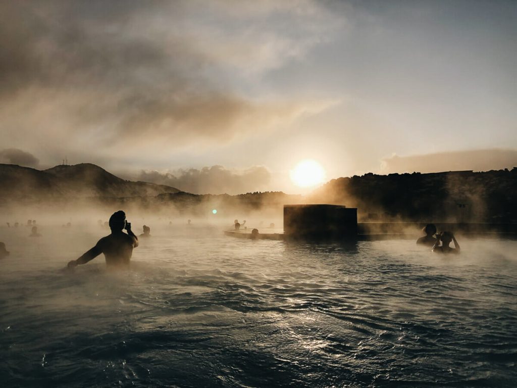 Se baigner dans les sources chaudes du Blue Lagoon en hiver