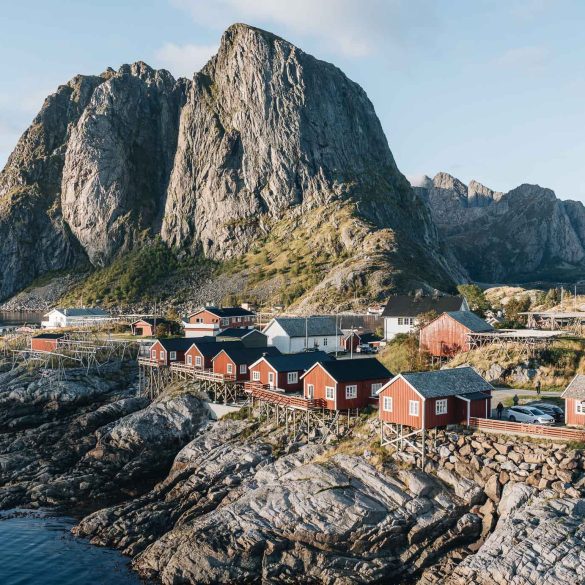 Magnifique panorama d'Hamnøy au lever du soleil et ses rorbu rouge