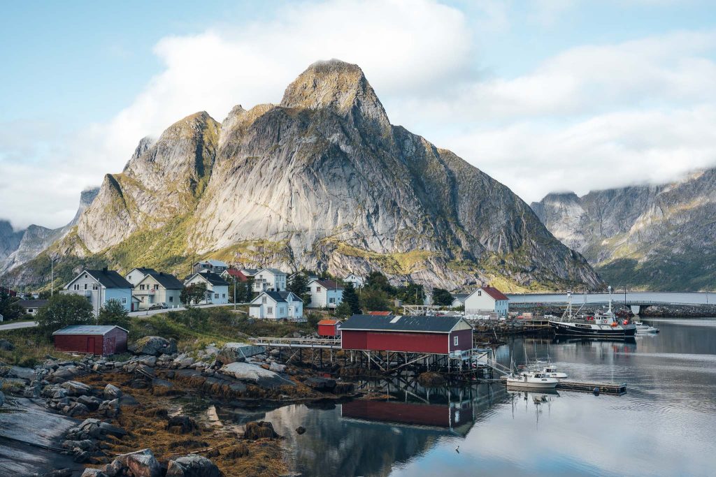 vue sur la montagne et les rorbu sur piloti à lofoten hamnoy