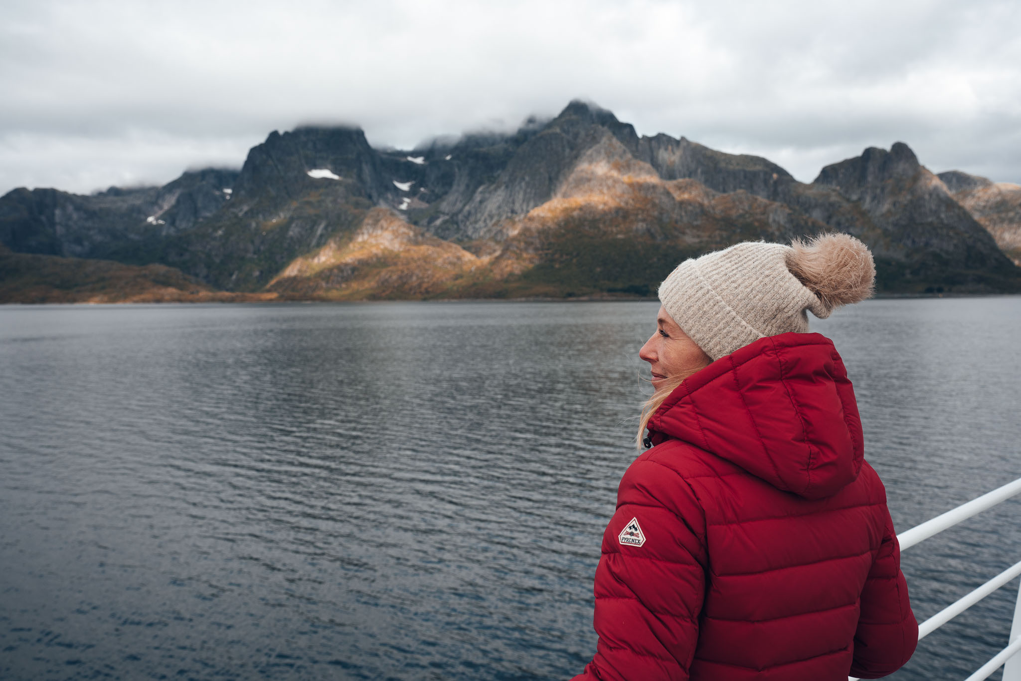 jeune femme sur le pont d'un bateau durant la croisière silencieuse du Trollfjord