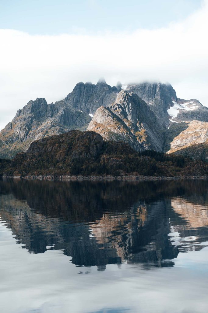 reflet des montagnes dans le trofffjord des Lofoten