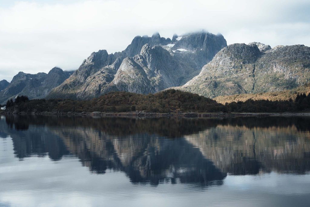 reflet des montagnes dans le Trollfjord