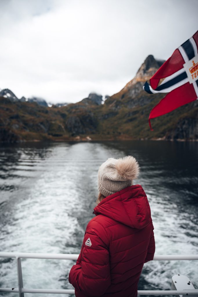 jeune femme sur le ponton arrière du bateau lors de la croisière sur le Trollfjord