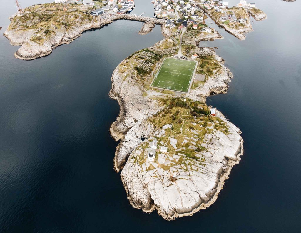 vue en drone du terrain de football d'Henningsvær Stadion