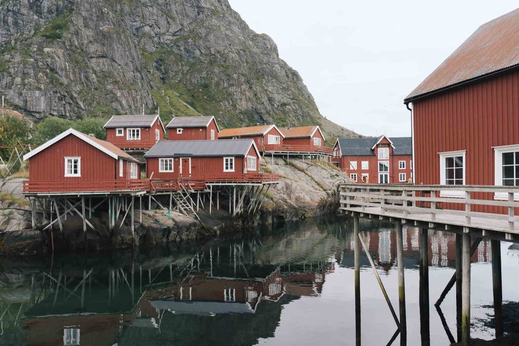 rorbu rouge sur pilotis Å i Lofoten