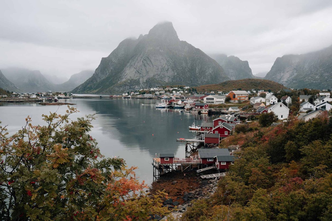 panorama sur Reine et ses rorbu rouge sous la brume