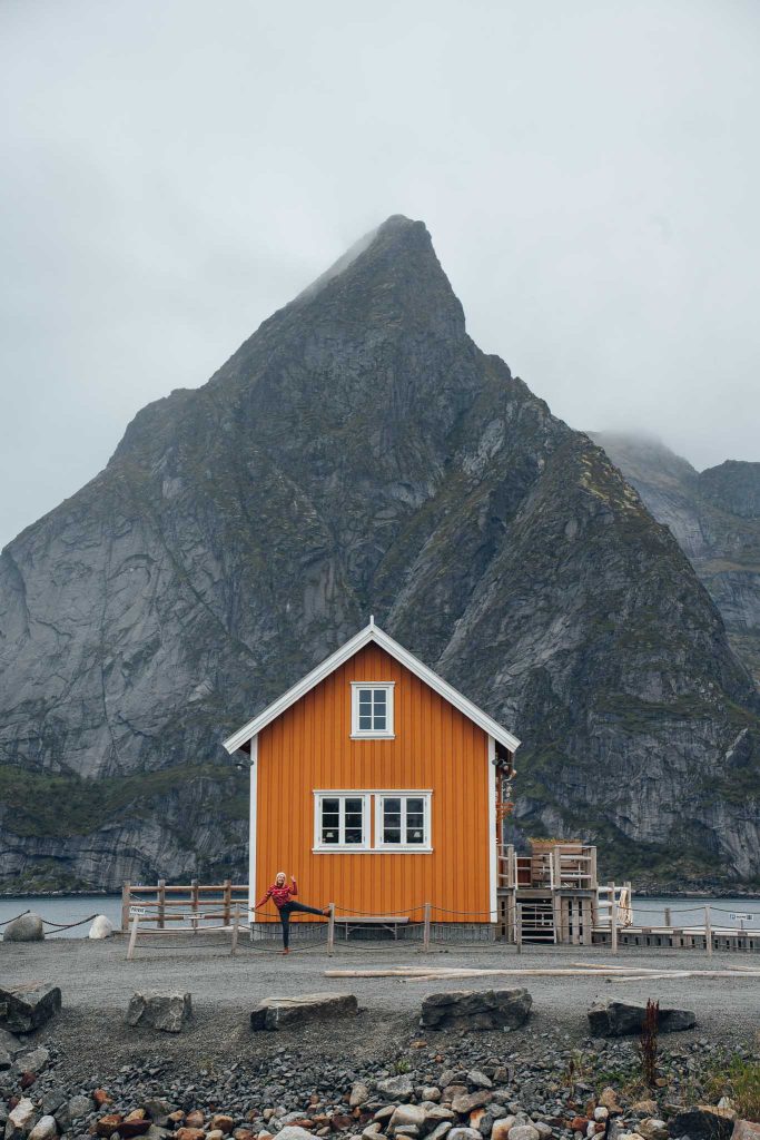 Cabane de pêcheur jaune Sakrisøy avec montagne en fond