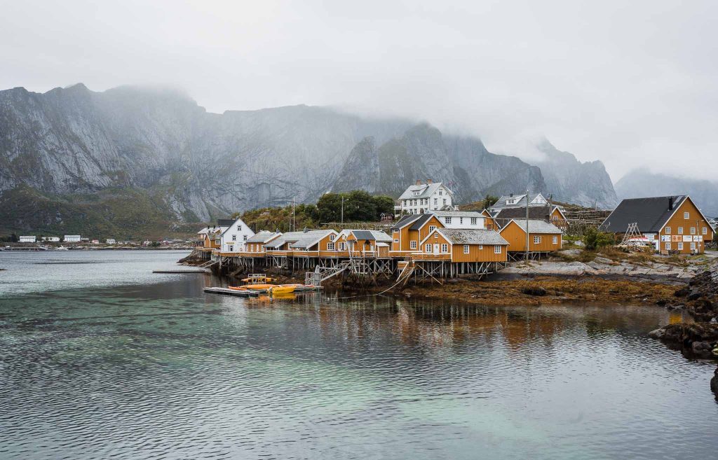 panorama de Sakrisøy et ses maisons de pêcheur jaune Sakrisøy