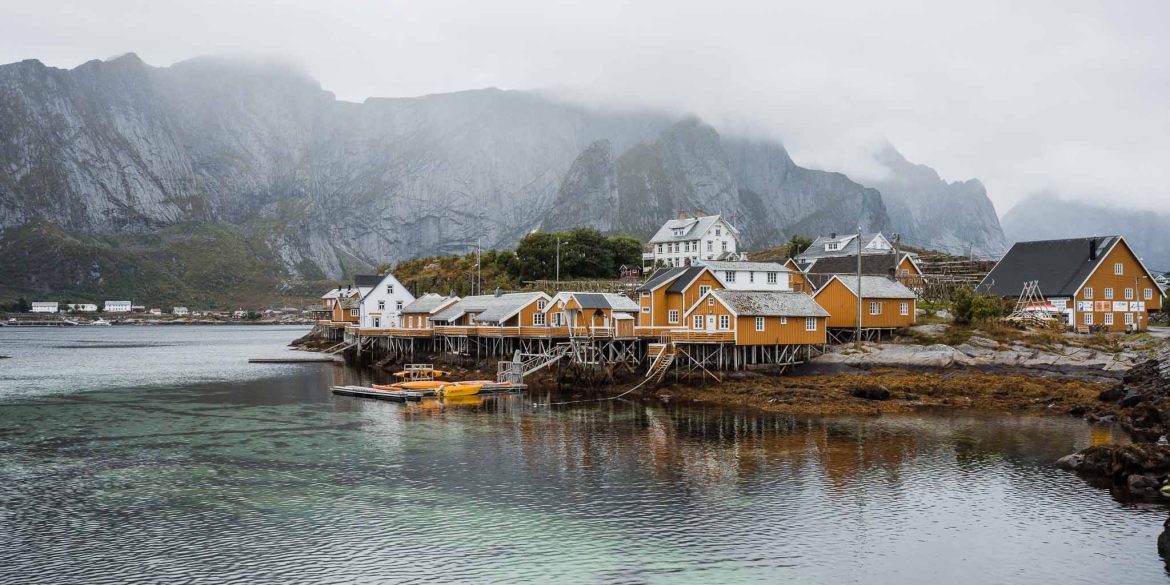 panorama de Sakrisøy et ses maisons de pêcheur jaune Sakrisøy