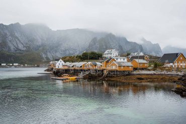 panorama de Sakrisøy et ses maisons de pêcheur jaune Sakrisøy et mer turquoise