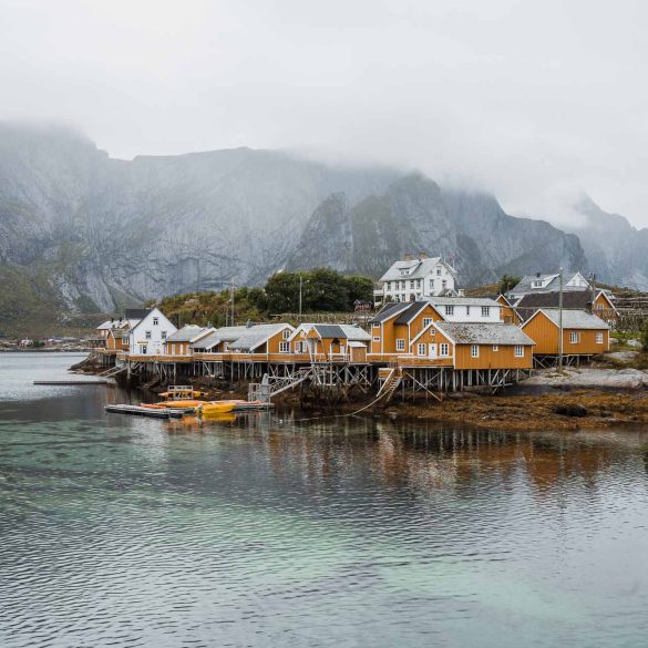 panorama de Sakrisøy et ses maisons de pêcheur jaune Sakrisøy et mer turquoise