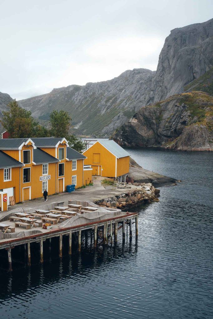 rorbu jaune sur pilotis du village de Nusfjord aux Lofoten