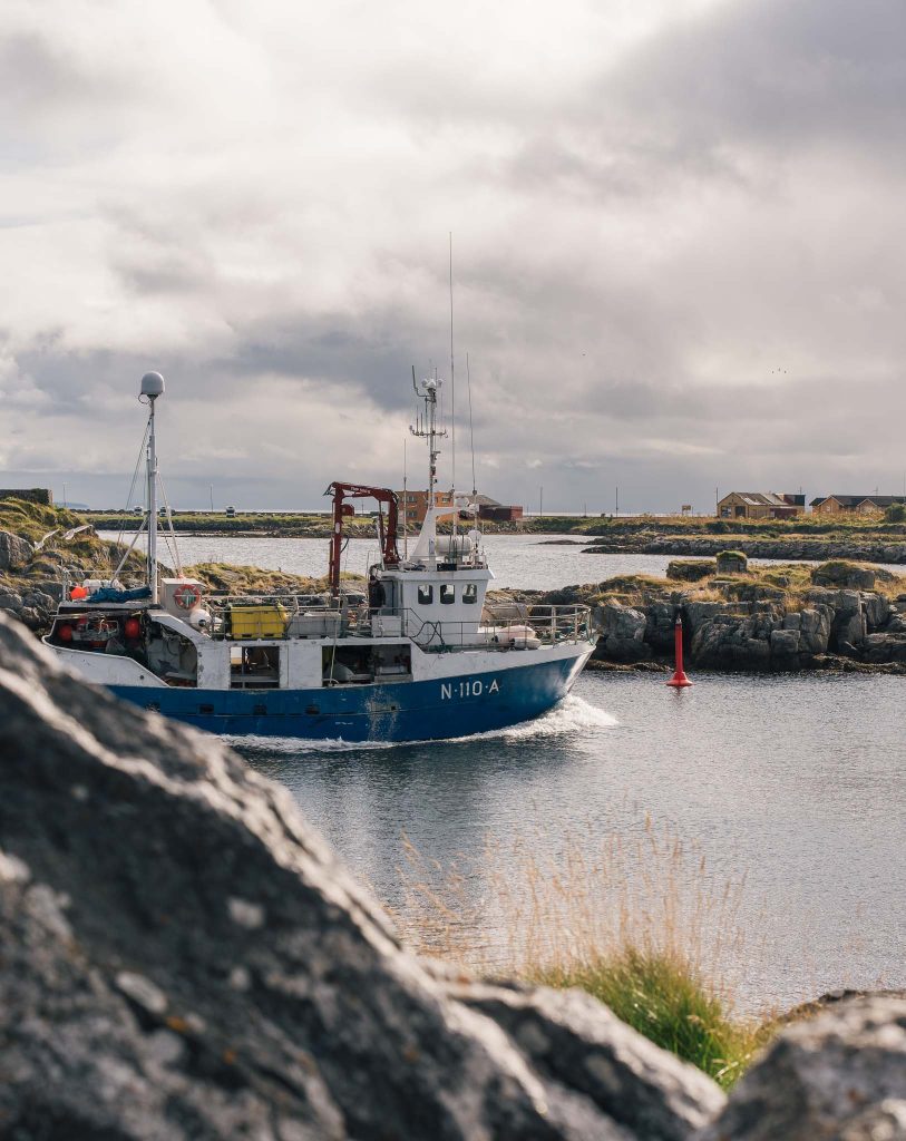 chalutier bleu sortant du port de Samsund