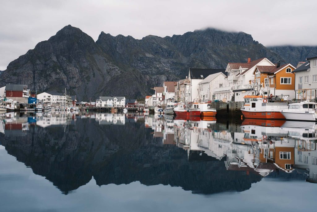 port d'Henningsvær avec bateaux de pêcheurs et reflet