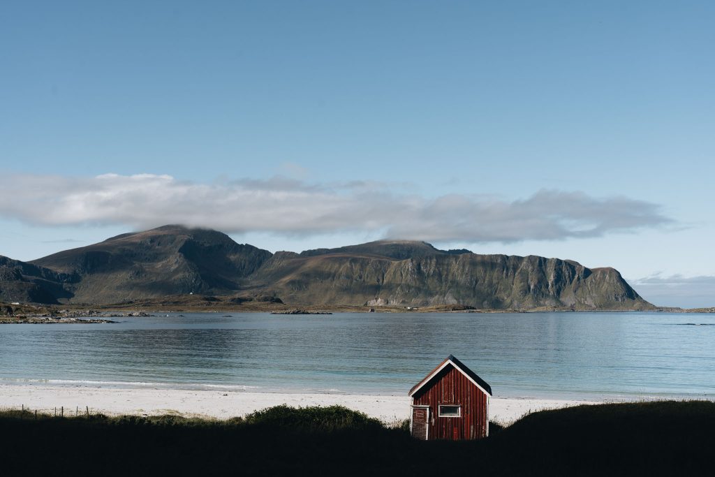 rorbu rouge typique sur la plage de Skagsanden à Ramberg