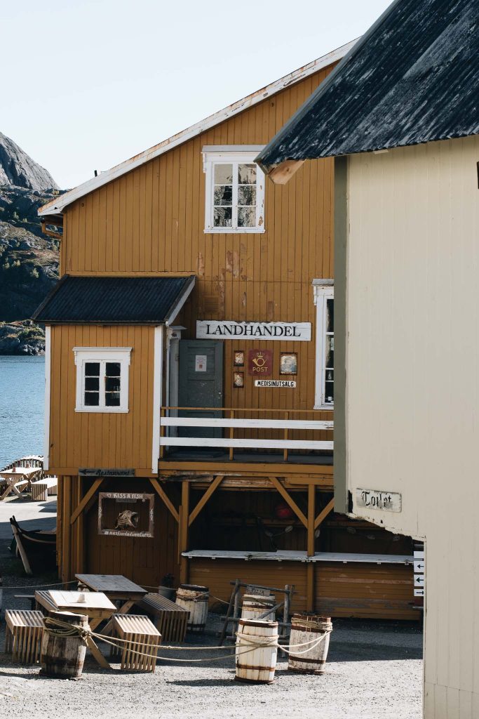 façade de rorbu jaune à Nusfjord dans les Lofoten