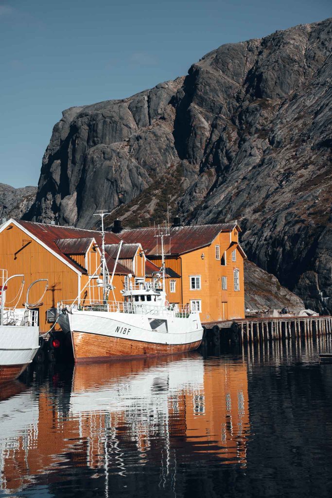 chalutier jaune dans le village de Nusfjord lofoten