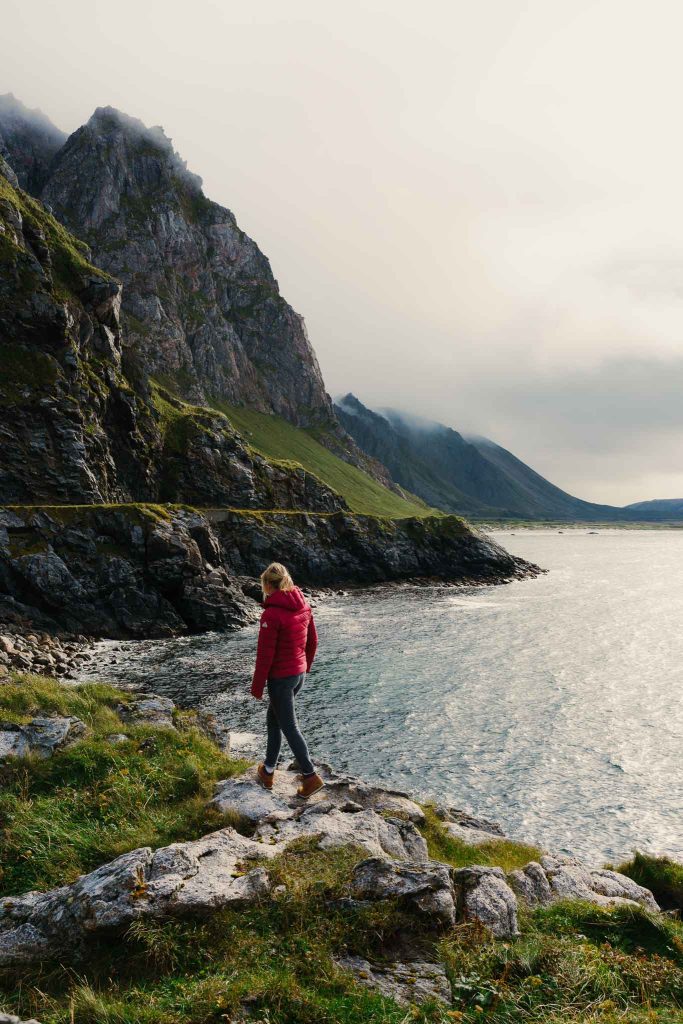 jeune femme marche sur le sentier côtier sur l'île de Moskenes