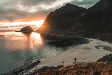 coucher de soleil sur la plage d’Haukland au Lofoten