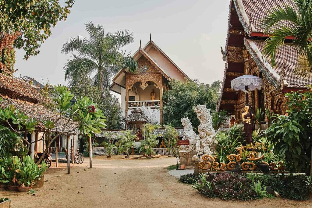 Temple Wat Lok Moli en bois de teck sculpté avec statues de gardiens à Chiang Mai, Thaïlande du Nord