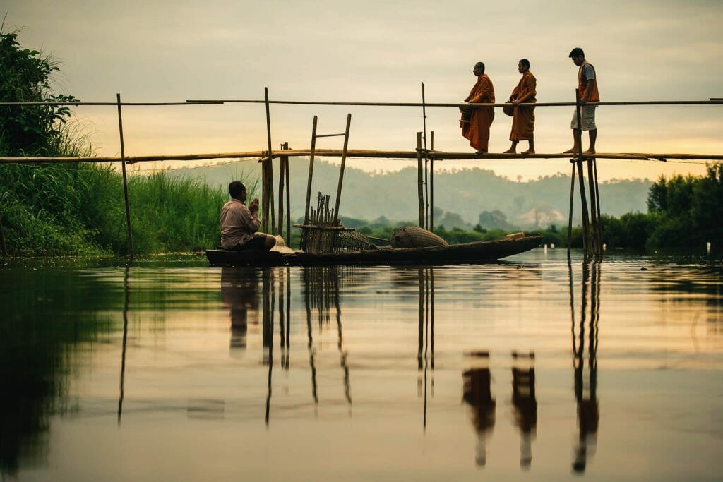 Moines thaïs traversant le bamboo bridge en Thaïlande du nord