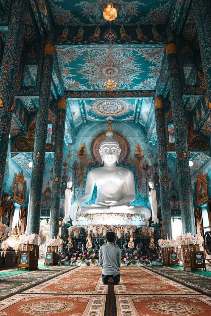Intérieur du Temple Bleu de Chiang Rai (Wat Rong Suea Ten) avec sa grande statue de Bouddha blanc