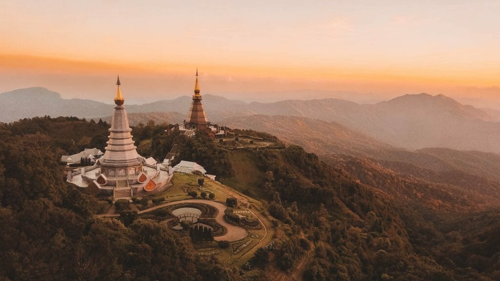 ue aérienne spectaculaire des deux pagodes royales au sommet du Doi Inthanon en Thaïlande du Nord au coucher du soleil.
