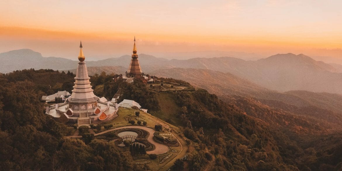 ue aérienne spectaculaire des deux pagodes royales au sommet du Doi Inthanon en Thaïlande du Nord au coucher du soleil.