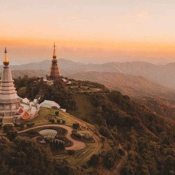 ue aérienne spectaculaire des deux pagodes royales au sommet du Doi Inthanon en Thaïlande du Nord au coucher du soleil.