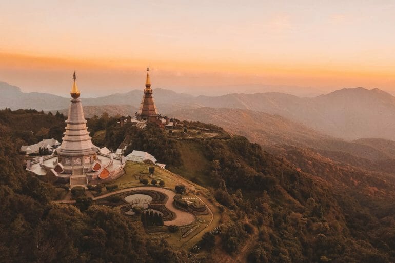 ue aérienne spectaculaire des deux pagodes royales au sommet du Doi Inthanon en Thaïlande du Nord au coucher du soleil.