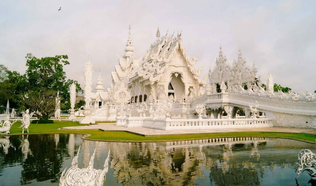 vue avec le reflet du Wat Rong Khun le temple blanc de Chiang Rai