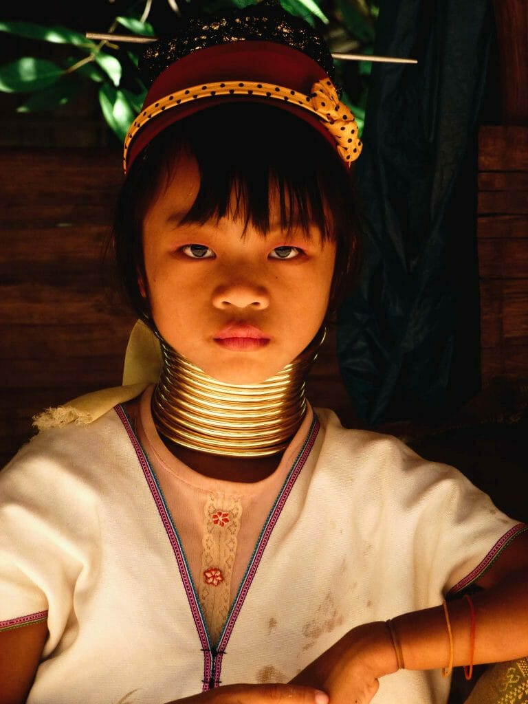 Portrait d'une jeune femme girafes des ethnies du nord de la Thaïlande