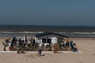 Grande plage de De Haan sur la côte belge