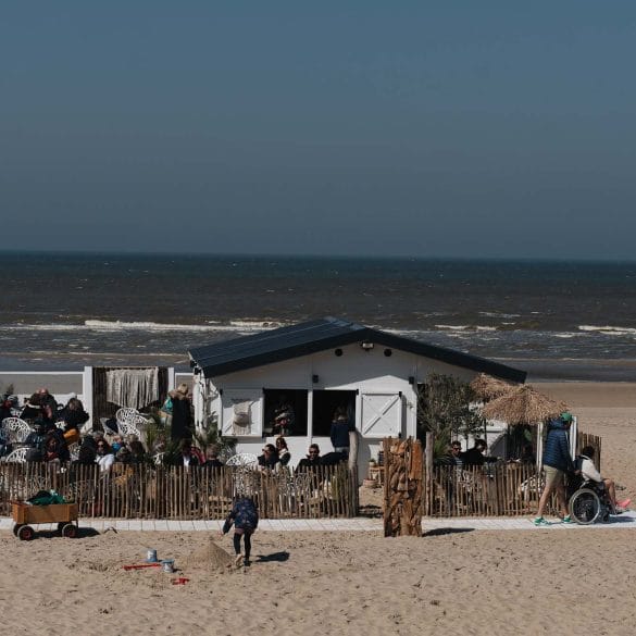 Grande plage de De Haan sur la côte belge