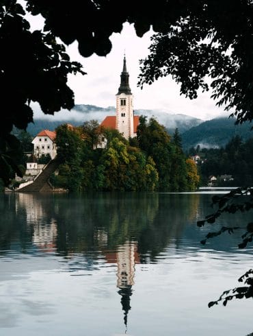 Perspective sur l'église Saint-Martin et ses toits colorés au bord de l'eau à Bled