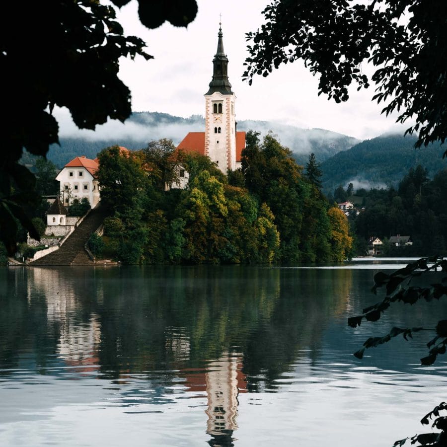 Perspective sur l'église Saint-Martin et ses toits colorés au bord de l'eau à Bled