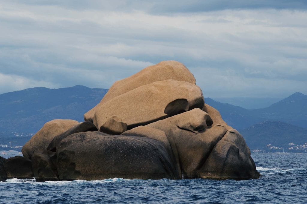 Rocher en mer baie d'Ajaccio