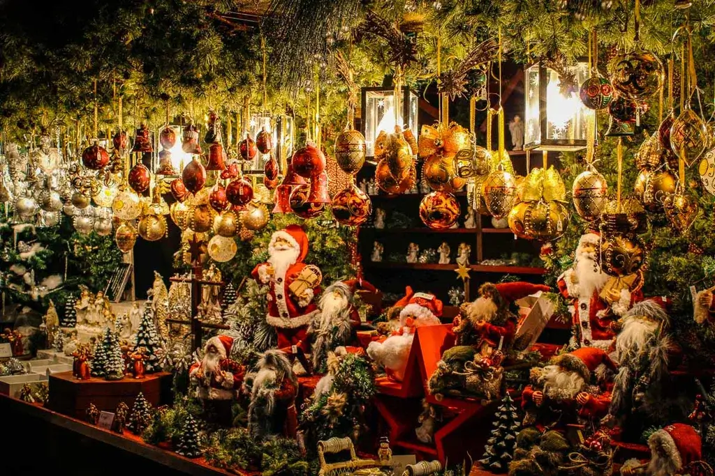 Stand de décorations de Noël et de santons artisanaux sur le marché de Saint-Dié-des-Vosges.