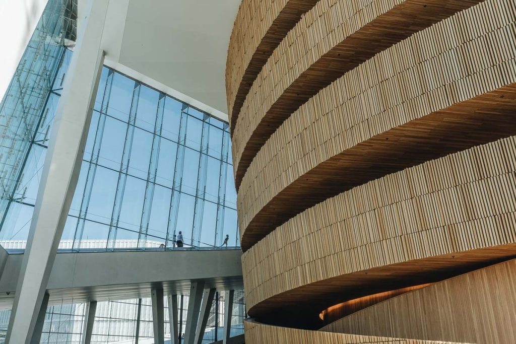 vue de l'Architecture intérieure bois et verre de l'Opéra d'Oslo dans le quartier de Bjørvika