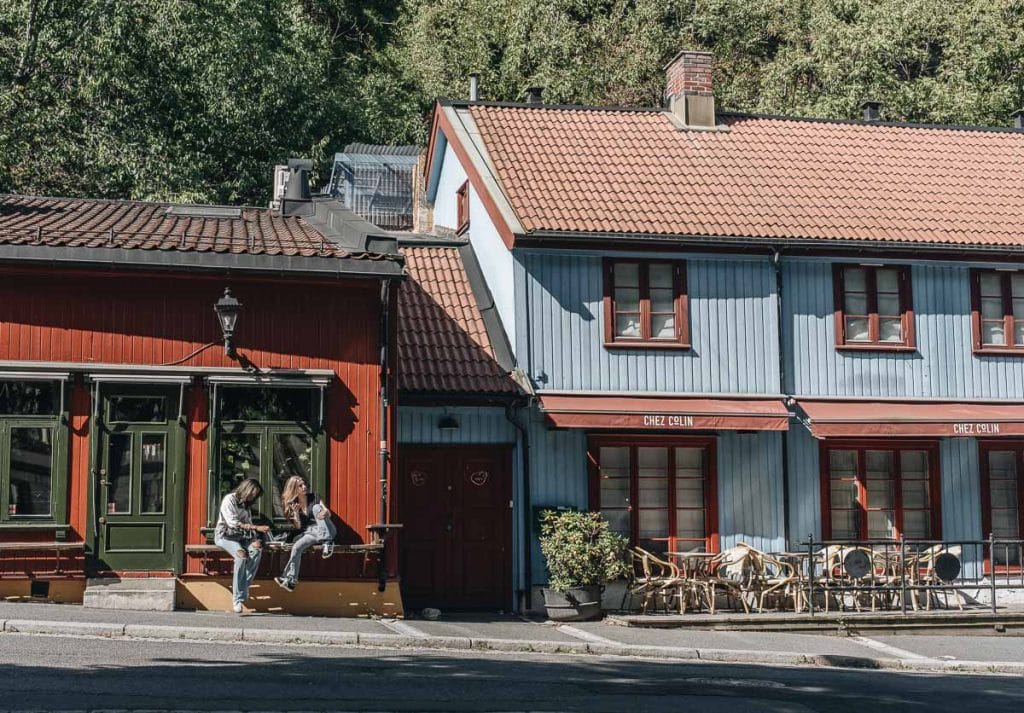 Maisons en bois colorées et terrasse de restaurant Chez Colin dans le quartier bohème de Grünerløkka à Oslo