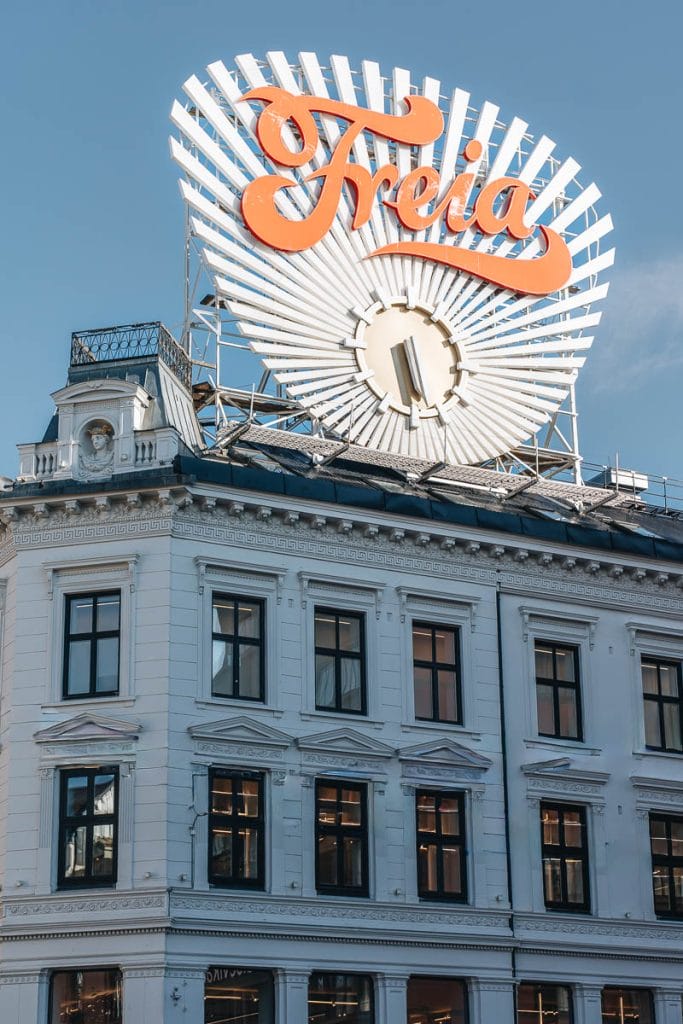Enseigne lumineuse Freia chocolaterie dans le centre-ville Sentrum d'Oslo