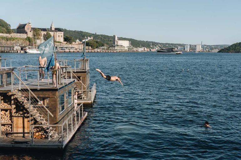 norvègien plongeant dans le quartier Aker Brygge Oslo